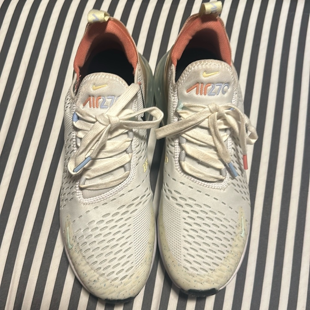 Nike Air270. Men size 9.5. Like new, worn once. Unisex shoes.